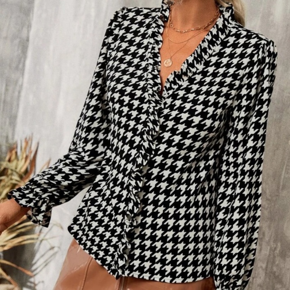 Hounds tooth flounce sleeve top - Picture 2 of 4